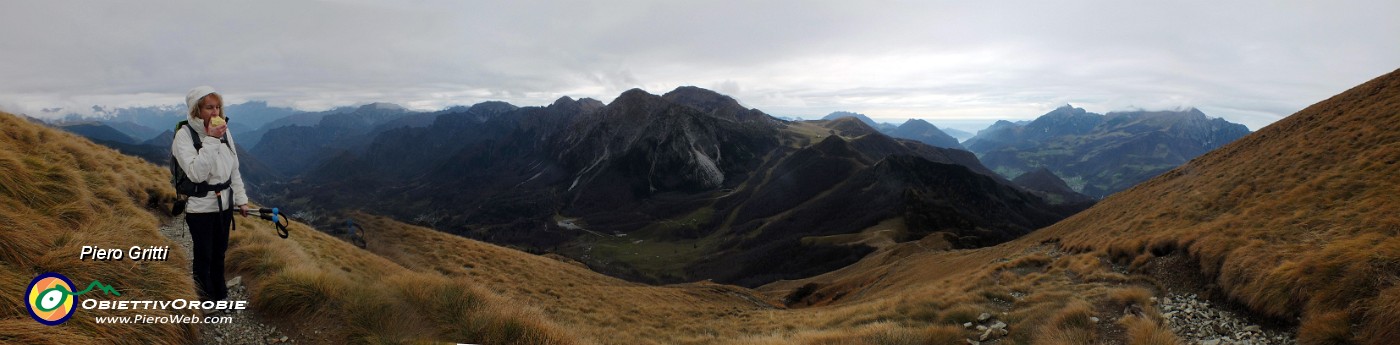 37 Vista sul Passo del Gandazzo, verso i Piani di Bobbio, le Grigne .jpg